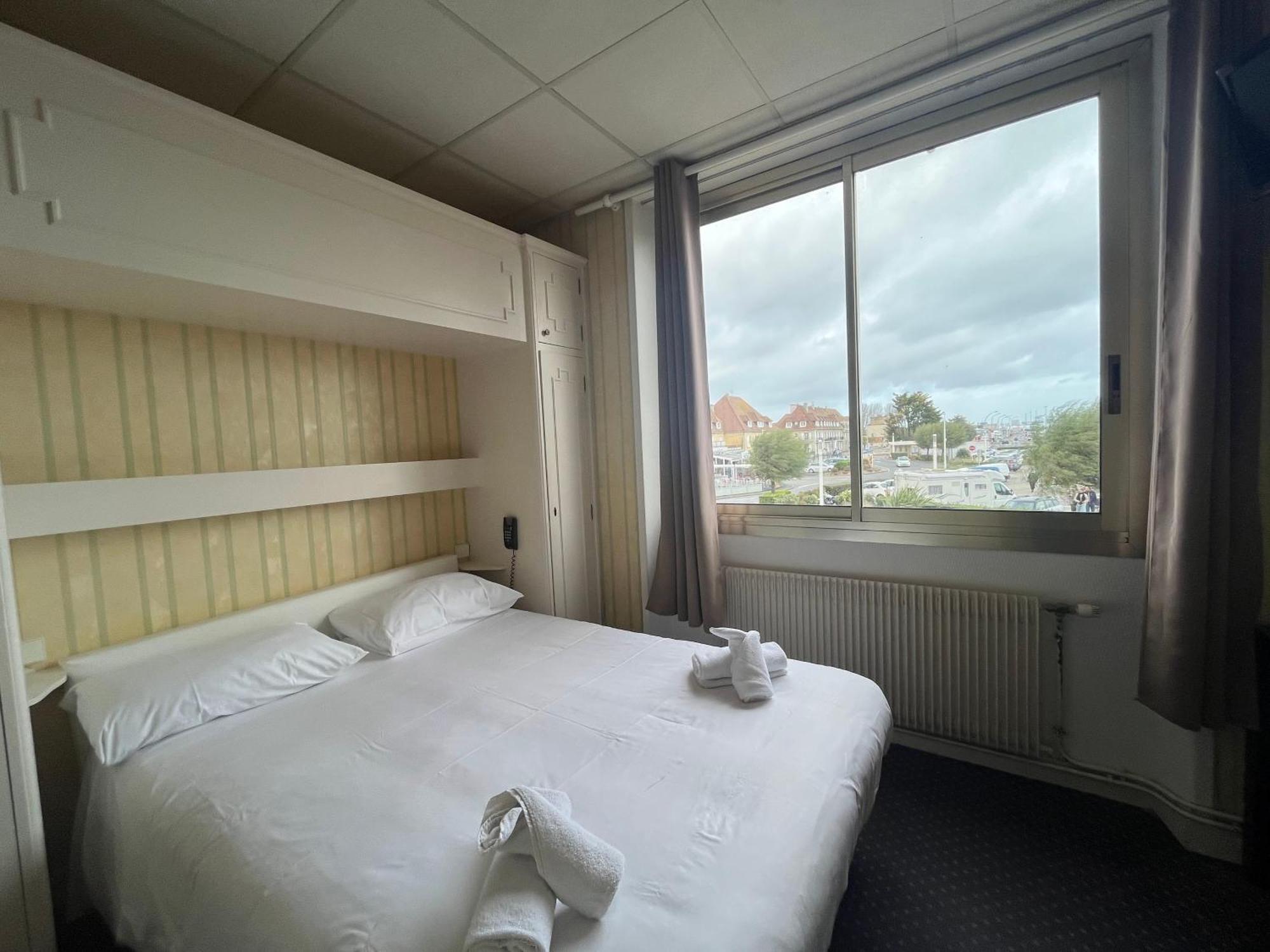 Hôtel le phare Ouistreham Extérieur photo