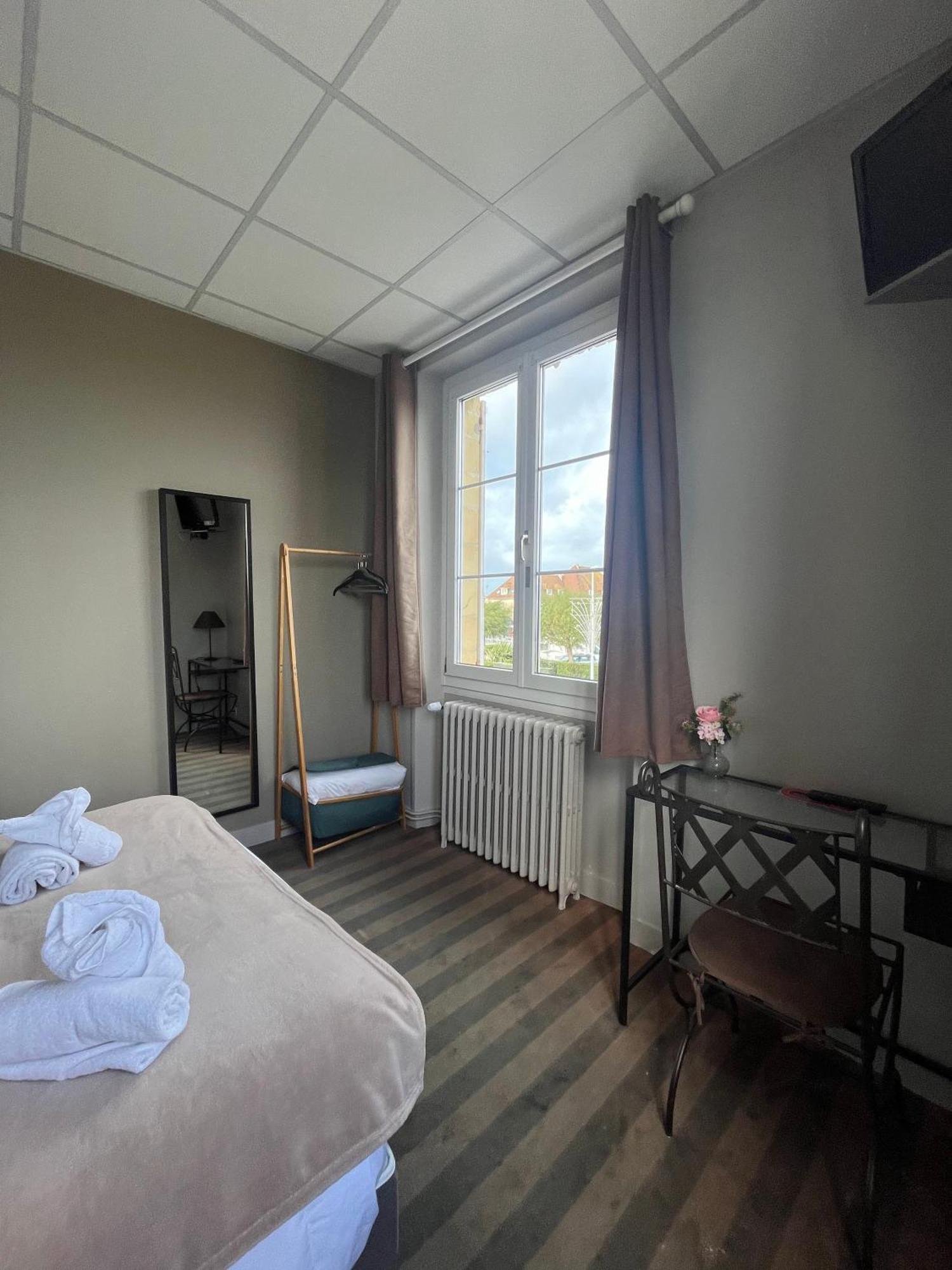 Hôtel le phare Ouistreham Extérieur photo